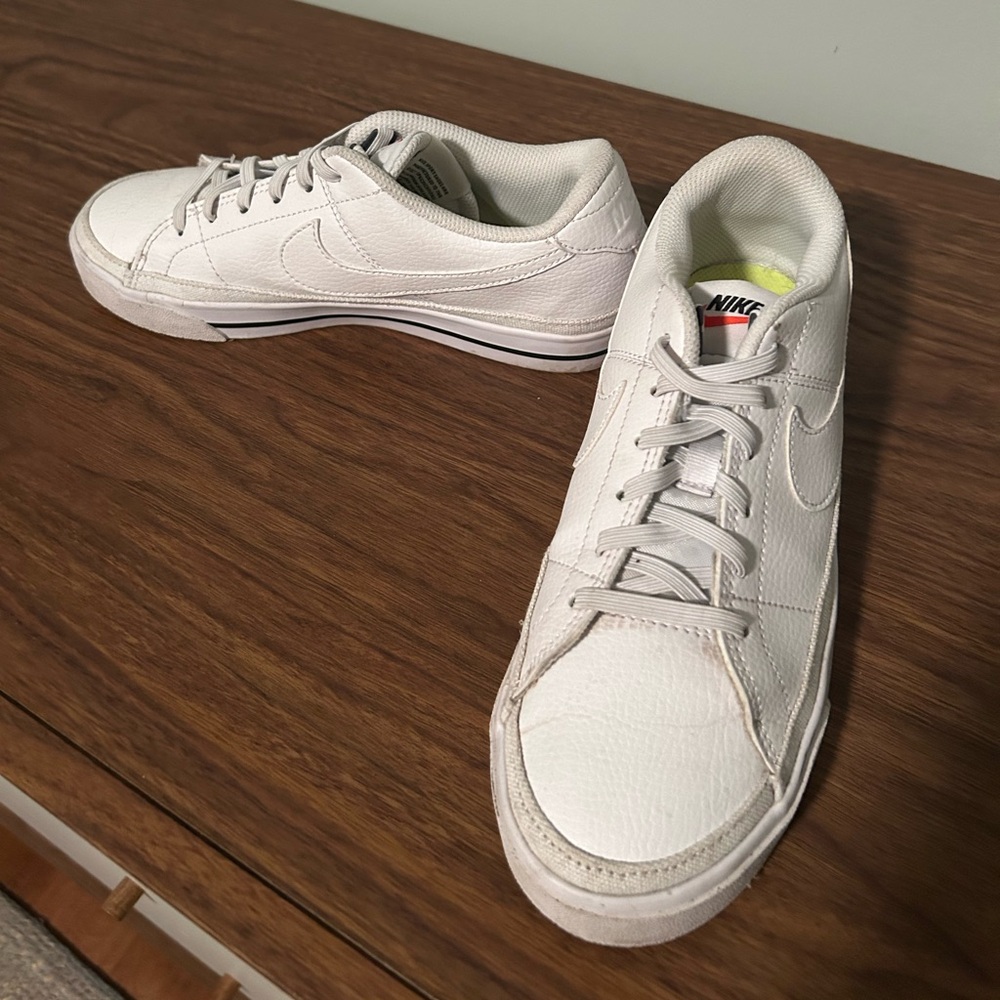 Nike white sneaker 7.5